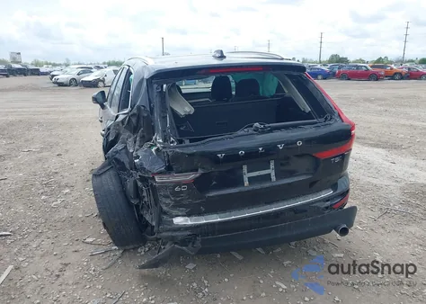 2021 Volvo Xc60 T5 Momentum z USA, uszkodzony, nr VIN YV4102RKXM1739748
